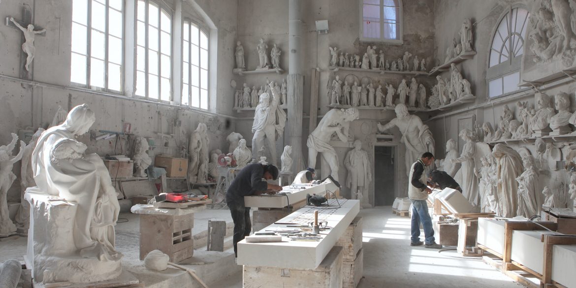 Una immagine di scultura e artisti al lavoro rappresenta il Creativity Forum del settembre 2021 a Carrara