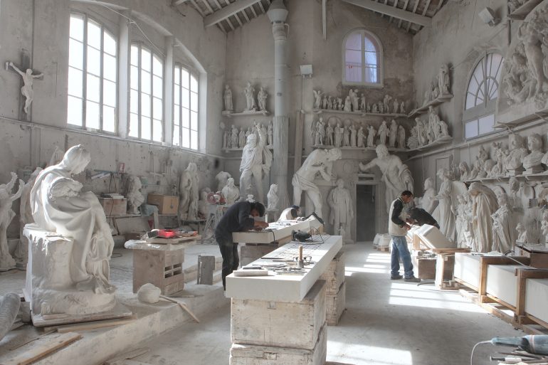 Una immagine di scultura e artisti al lavoro rappresenta il Creativity Forum del settembre 2021 a Carrara