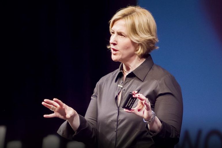 Brené Brown, ricercatrice e storyteller, sul palco del TEDx Houston per parlare di vulnerabilità e coraggio