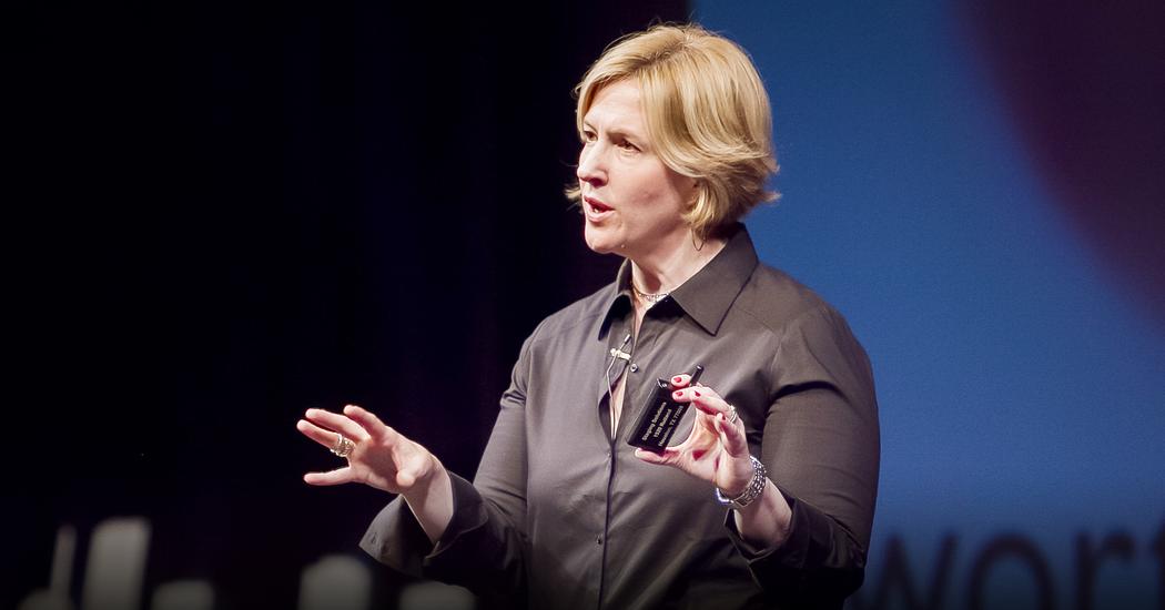 Brené Brown, ricercatrice e storyteller, sul palco del TEDx Houston per parlare di vulnerabilità e coraggio