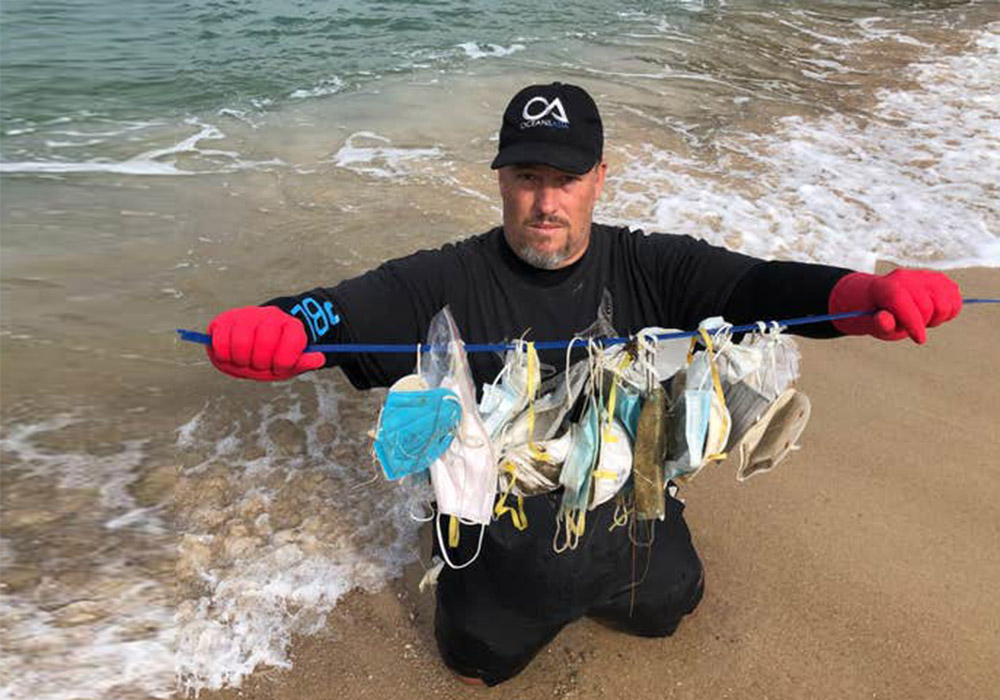 Riufit sanitari: Gary Stokes, ceo OceansAsia, con le mascherine trovate nelle acque dell'oceano a Honk Kong
