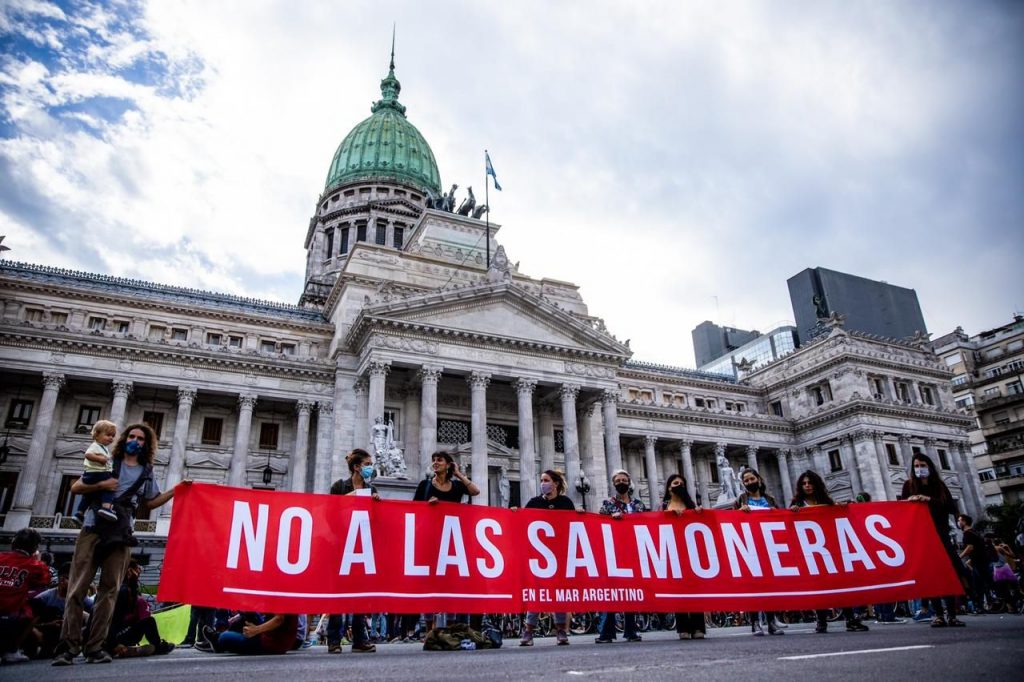 Una protesta in Argentina contro gli allevamenti in gabbia dei salmoni