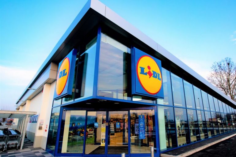 Un edificio Lidl, che ha ampliato la gamma di prodotti clima neutrali