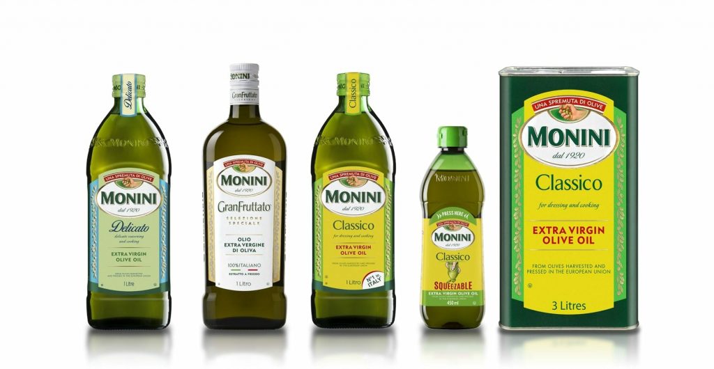 Una selezione di olii Monini: sul Delicato e il Classico, i più venduti, l'azienda compenserà le emissioni