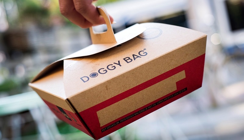 Farsi preparare una "doggy bag", ovvero un contenitore per gli avanzi del cibo al ristorante, è sempre un buon modo per evitare lo spreco alimentare