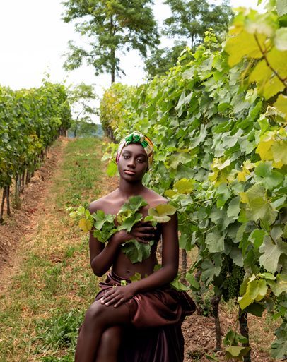 La modella Nabou Thiam con il turbante per le pazienti affette da patologia oncologica prodotti da Mantero per Franciacorta