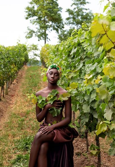 La modella Nabou Thiam con il turbante per le pazienti affette da patologia oncologica prodotti da Mantero per Franciacorta