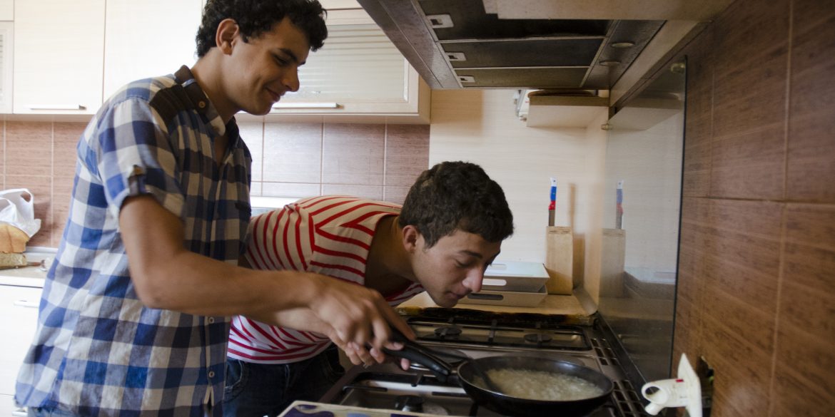 Dei ragazzi sostenuti da SOS Villaggi dei Bambini in cucina