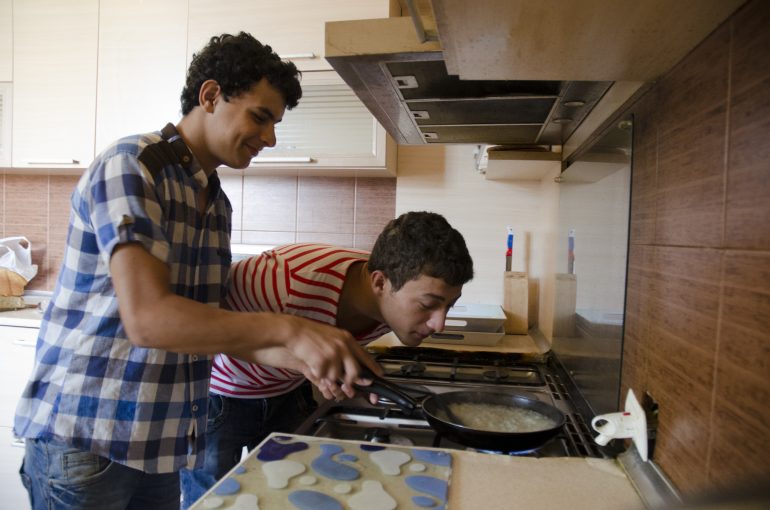 Dei ragazzi sostenuti da SOS Villaggi dei Bambini in cucina