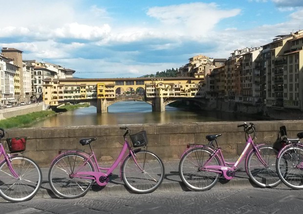 biciclette lungo l'Arno. Firenze è prima nella classifica delle città per mobilità sostenibile