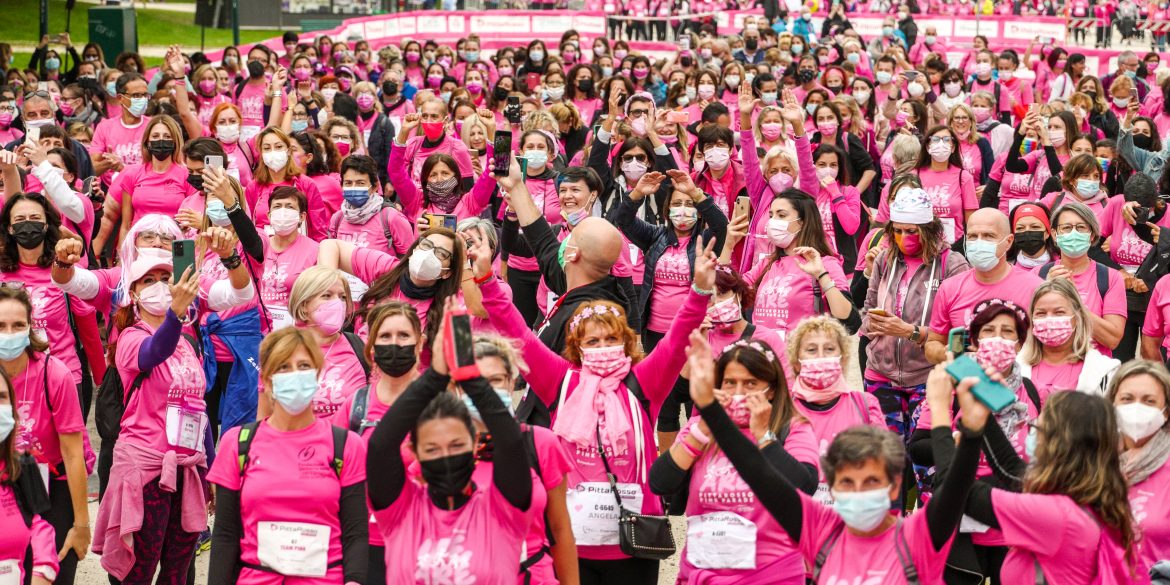 Partecipanti alla Pittarosso Pink Parade per raccolgiere fondi per la ricerca contro i tumori femminili