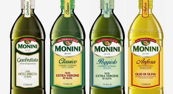 Bottiglie di olio Monini, che promuive educazione alimentare nelle scuole