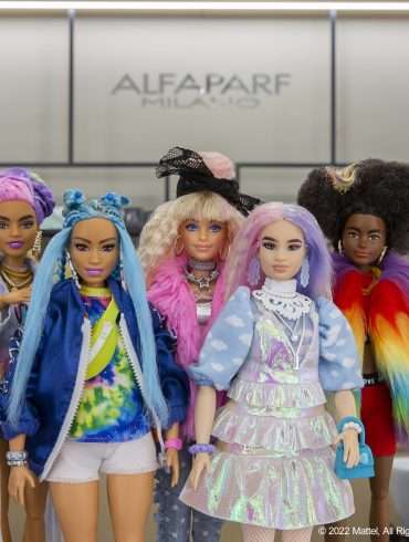 Le Barbie acconciate dai parrucchieri di Alfaparf saranno vendute a favore di Dynamo Camp