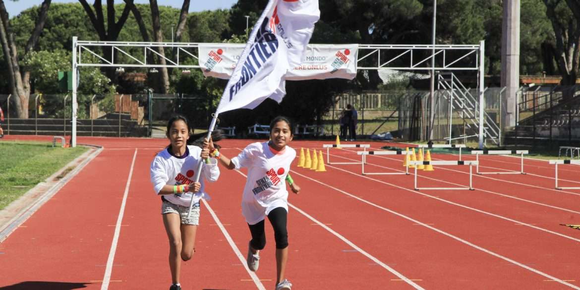 Bambini praticano sport con Sport senza frontiere