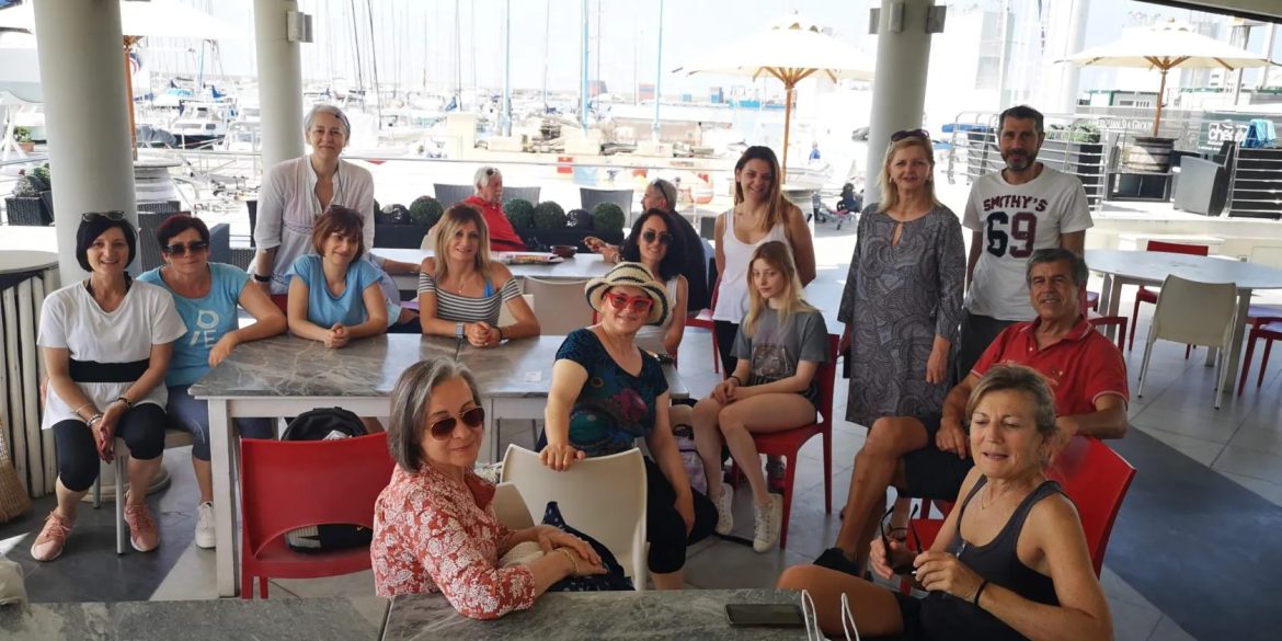 Le donne di 'Una vela per la rinascita' fotografate insieme in barca