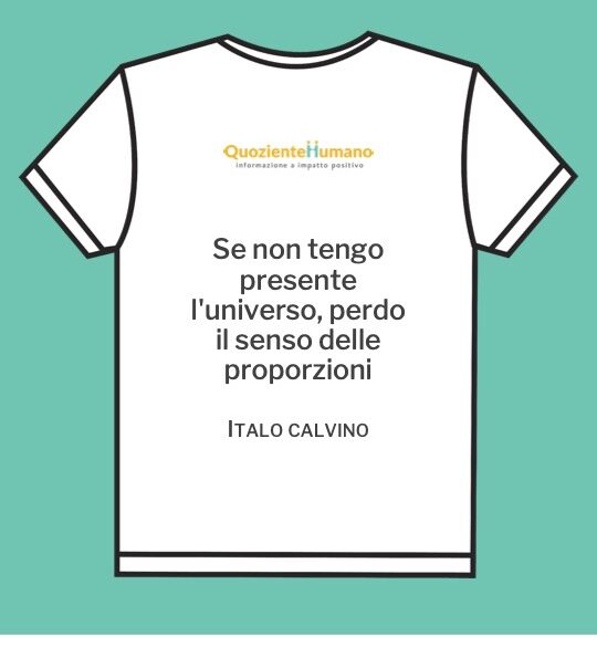 Immagine della maglietta di Quoziente Humano con la citazione di Italo Calvino "Se non tengo presente l'universo, perdo il senso delle proporzioni"