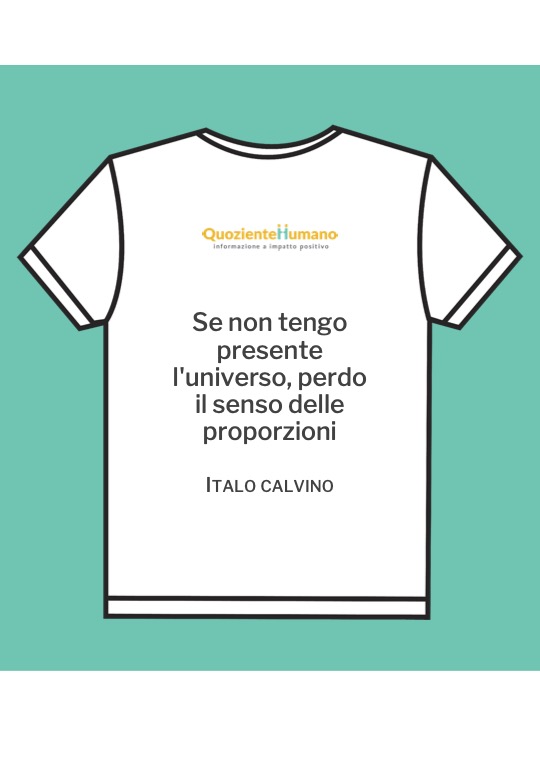 Immagine della maglietta di Quoziente Humano con la citazione di Italo Calvino "Se non tengo presente l'universo, perdo il senso delle proporzioni"