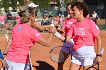 Le protagoniste di una partita di tennis doppio femminile in favore di IEO Monzino alla Canottieri Milano