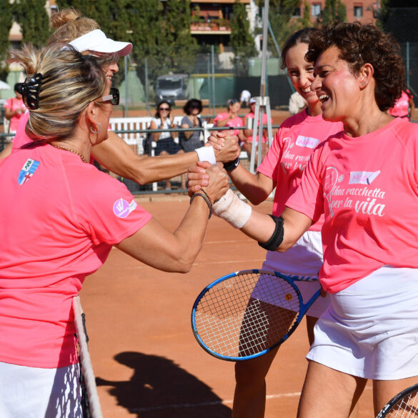 Le protagoniste di una partita di tennis doppio femminile in favore di IEO Monzino alla Canottieri Milano