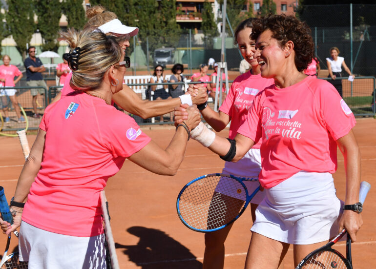 Le protagoniste di una partita di tennis doppio femminile in favore di IEO Monzino alla Canottieri Milano